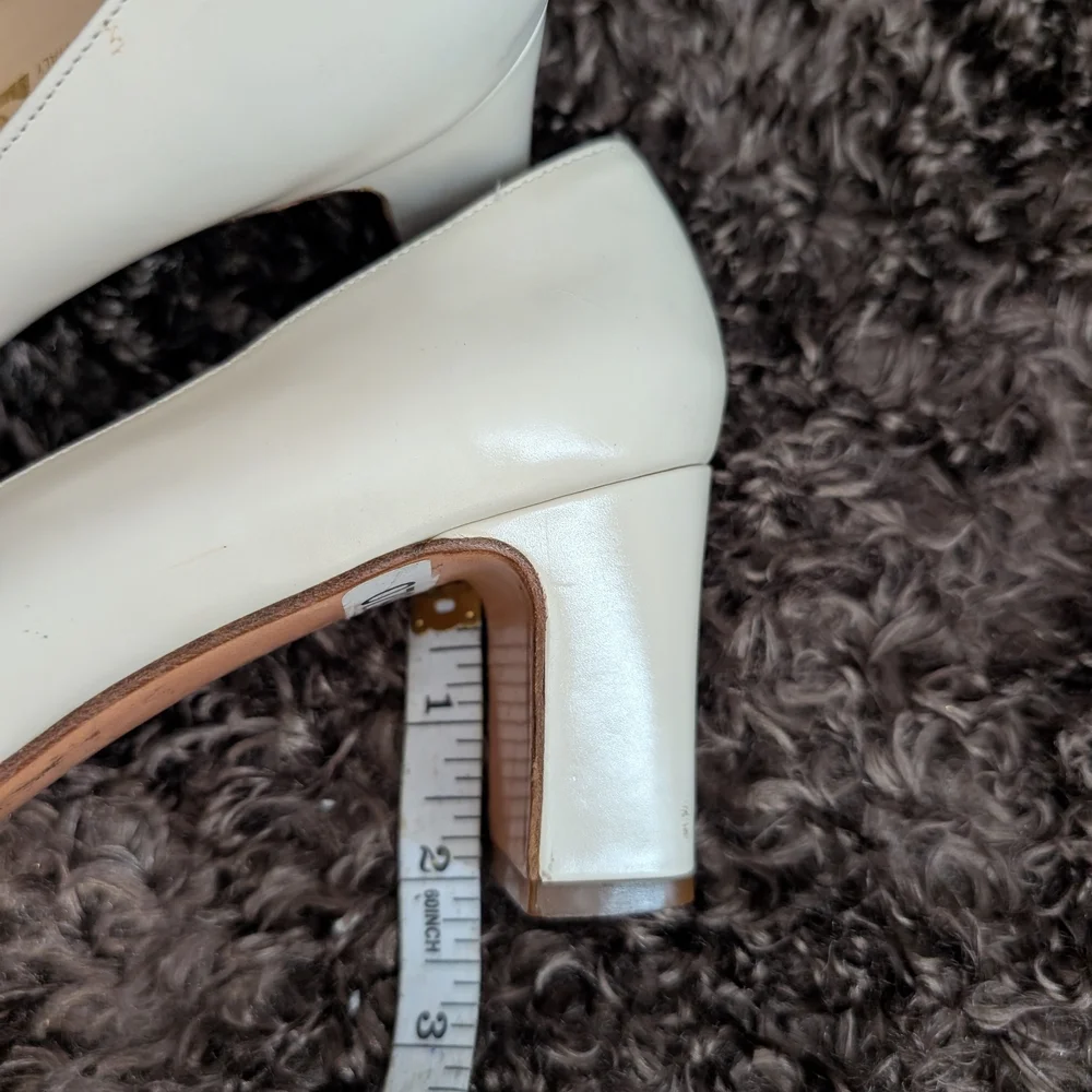Salvatore Ferragamo Women's Beige Leather Pumps - Picture 9 of 9